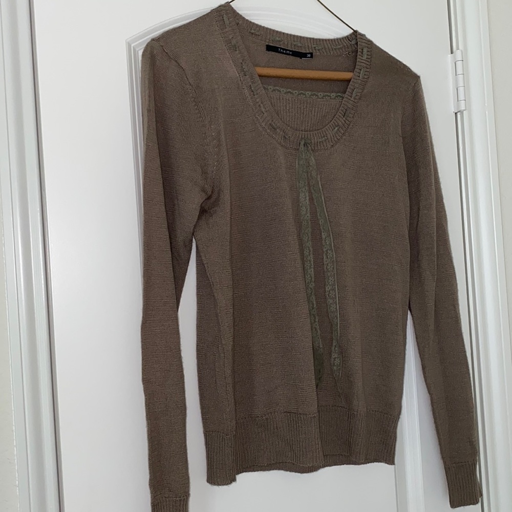 Woman’s Light Sweater w/ Lace Trim